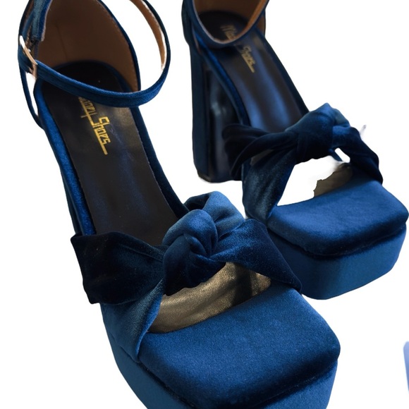 Milooey Shoes- Teal Velvet Platform Heels NWT - Picture 2 of 6